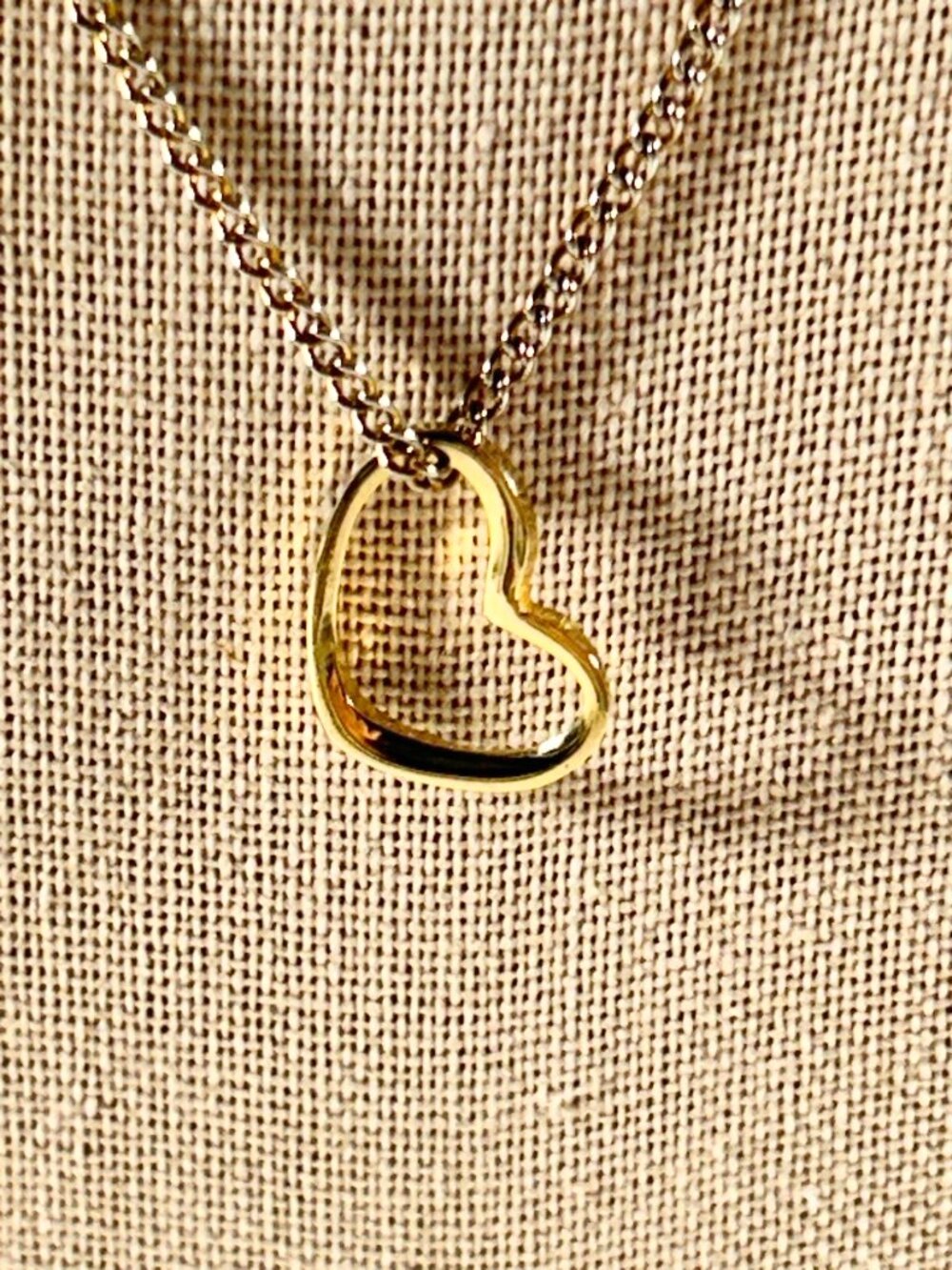 Pendant Gold Tone, Floating Heart Pendant W/17” Figaro Chain